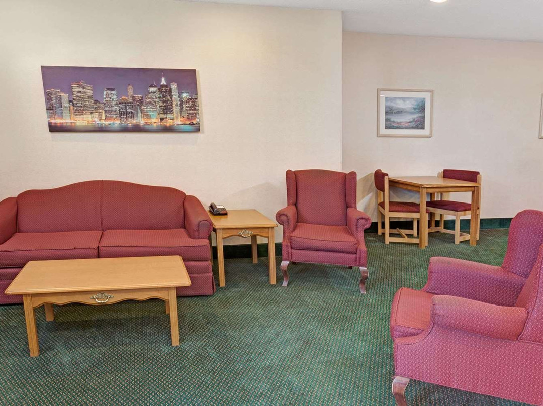 Red Lion Inn & Suites Elk Grove Village主图
