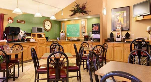 Fossil Creek Hotel & Suites I-70主图