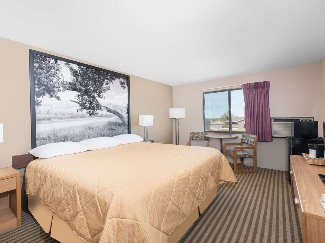 Super 8 by Wyndham Bowman主图