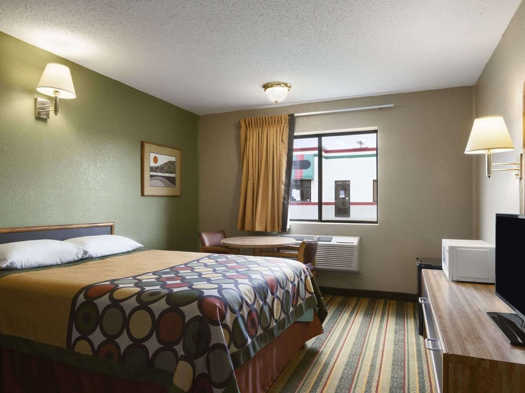 Super 8 by Wyndham Blackwell主图