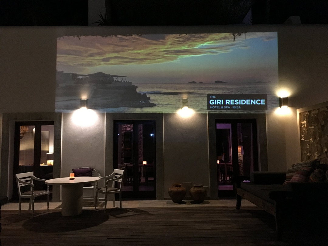 The Giri Residence主图