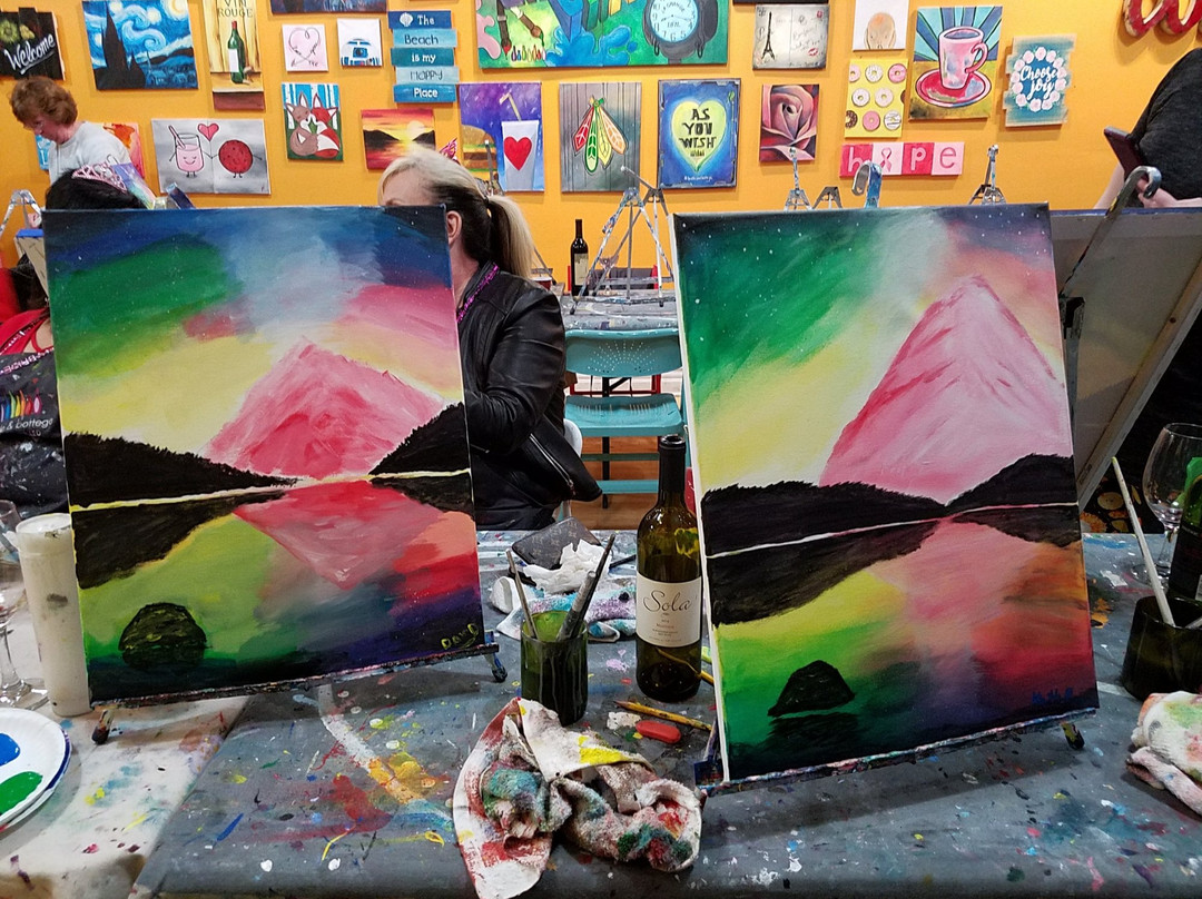 Bottle & Bottega by Painting with a Twist-拉格兰奇必去景点