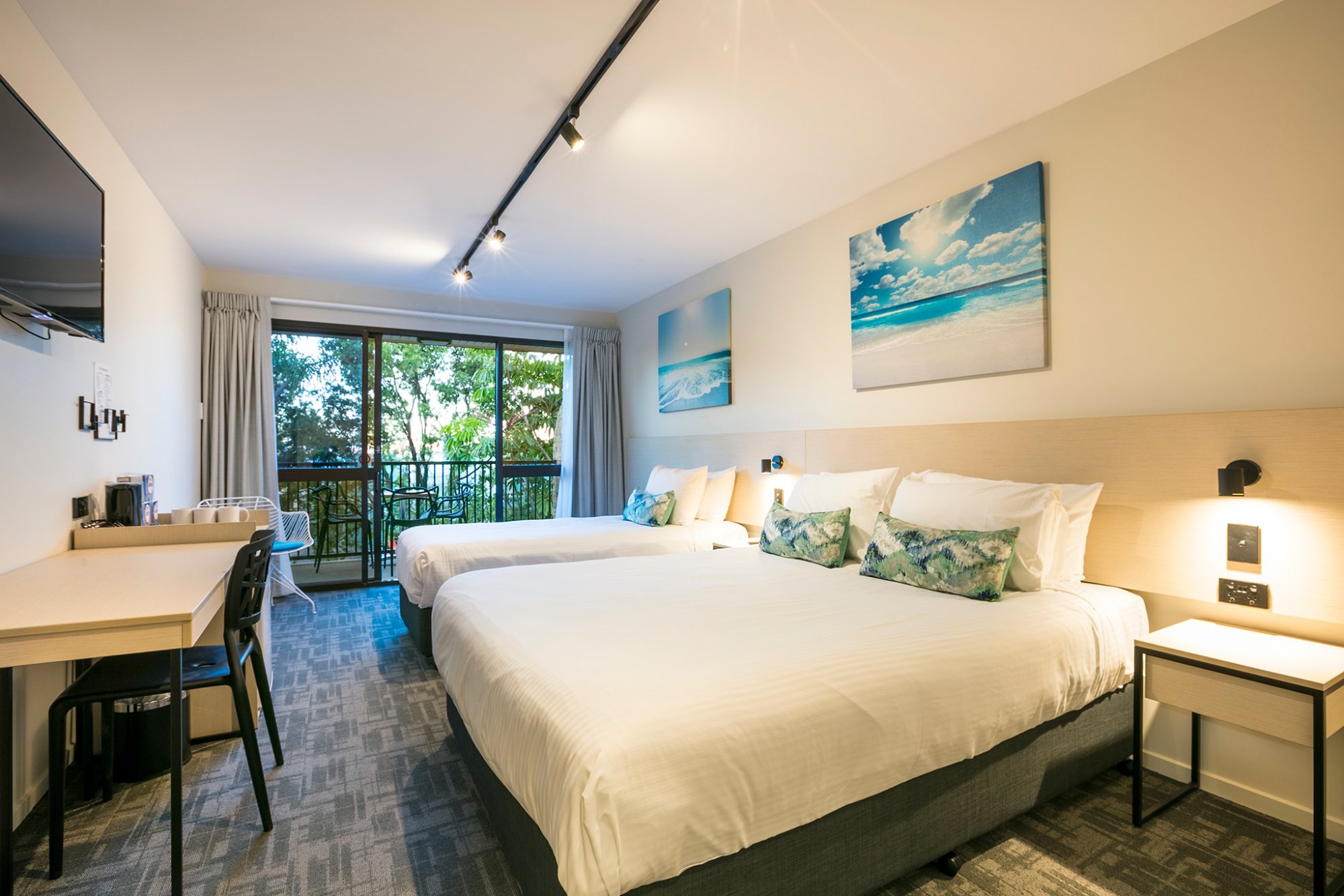 Nightcap at Kawana Waters Hotel-官方