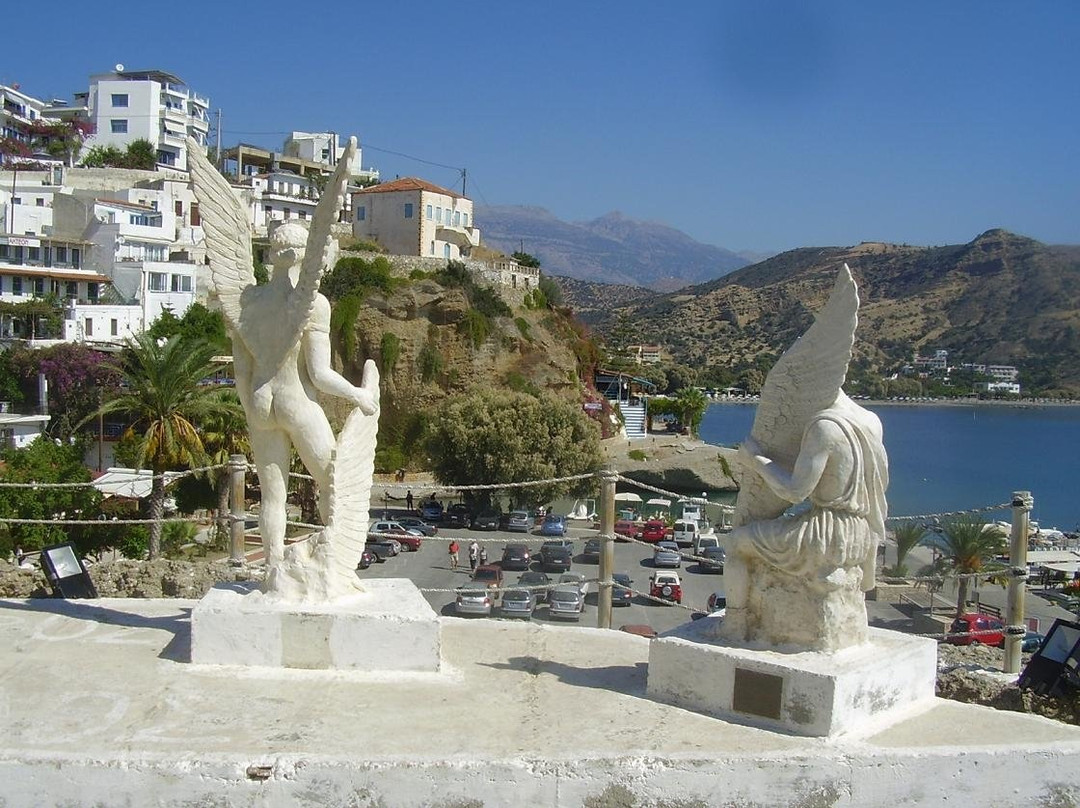 Icaros & Daedalus Statues景点图片