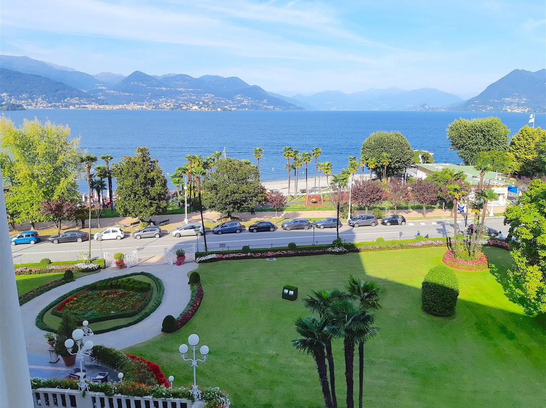 蕾佳娜皇宫酒店主图