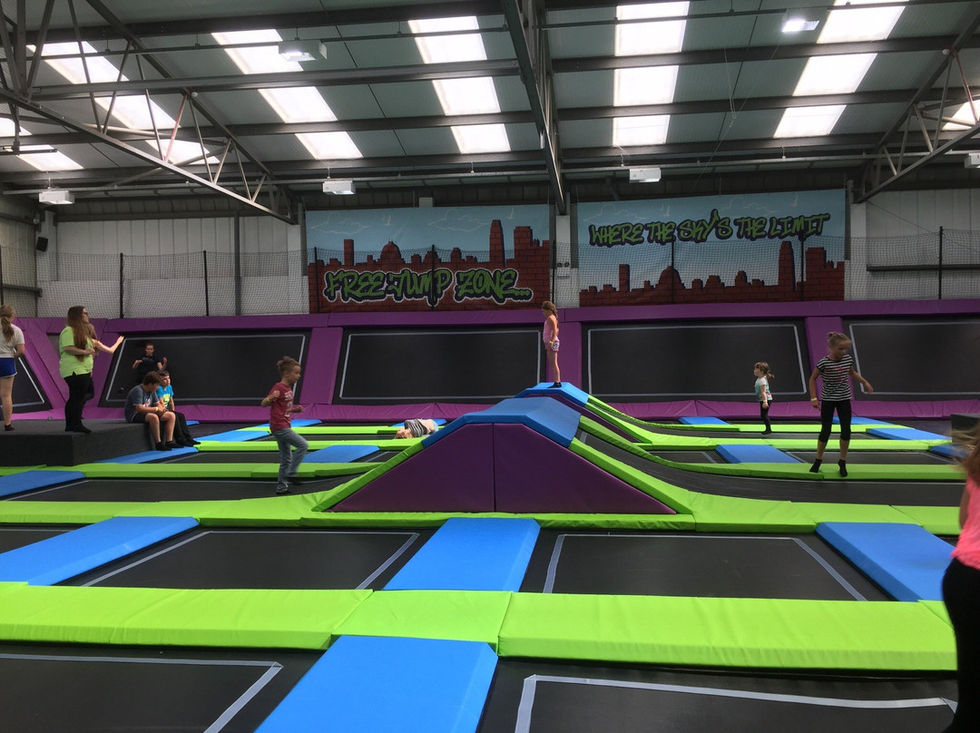 Sky High Trampoline Park景点图片