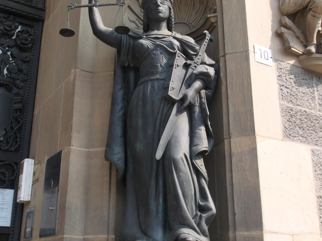 Skulpturen "Wahrheit und Gerechtigkeit"-伍珀塔尔必去景点