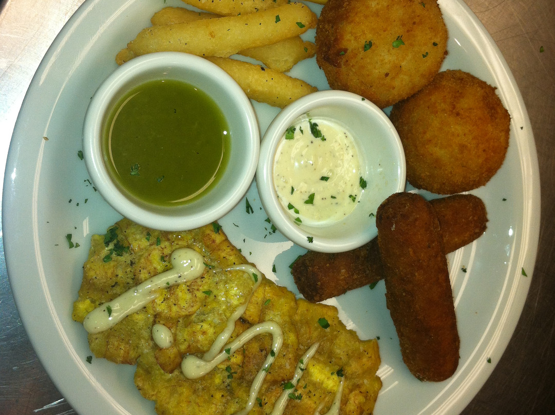 伍丁维尔餐馆和美食-Twisted Cuban Cafe & Bar