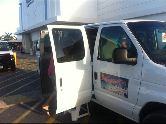 Majestic Taxis and Tours-普罗维登西亚莱斯必去景点