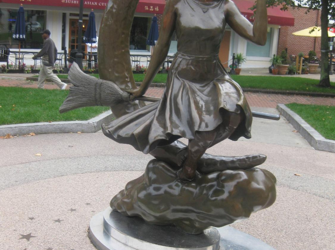 Bewitched Statue of Elizabeth Montgomery景点图片