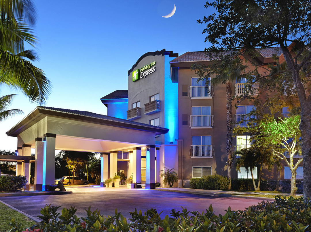 Holiday Inn Express & Suites Naples Downtown - 5th Avenue By IHG