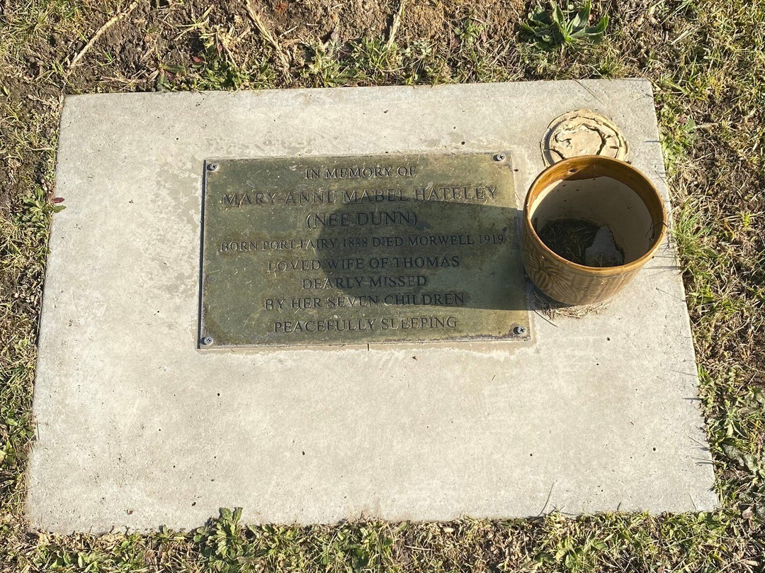 Moe Memorial Park Cemetery景点图片