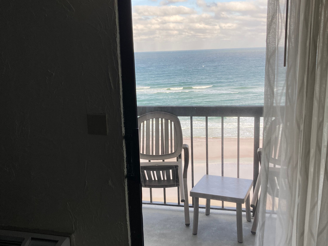 Tropical Winds Oceanfront Hotel主图