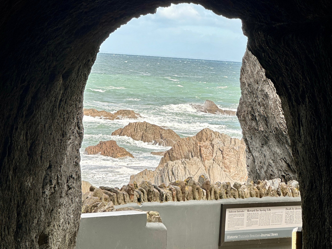 Tunnels Beaches-伊尔弗勒科姆必去景点