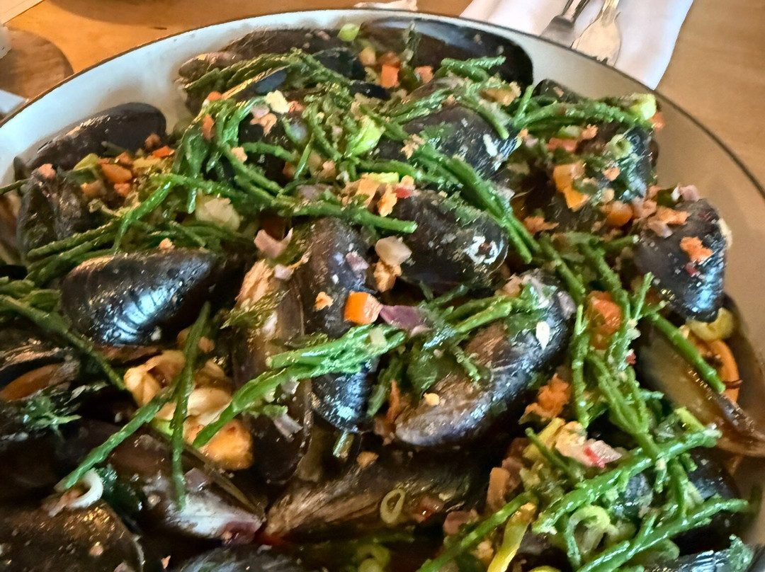 狐狸与猎犬酒店主图