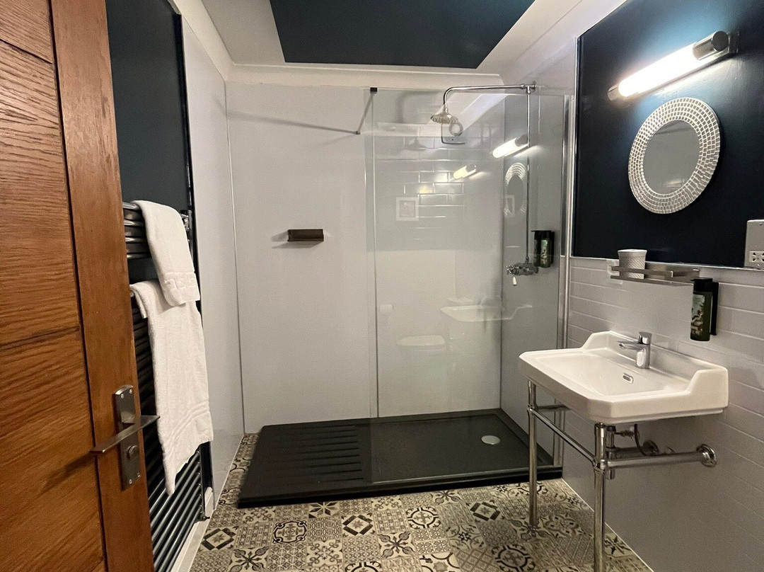 The Sun Hotel & Bar主图