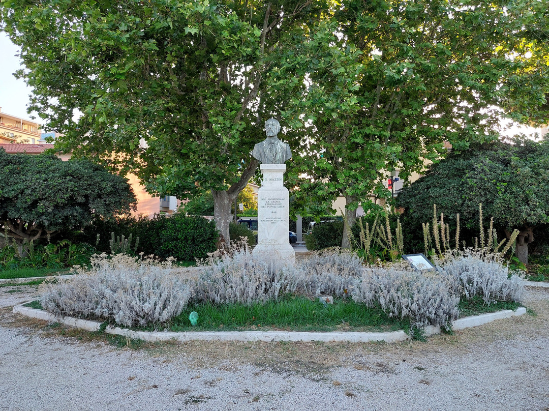 Monumenti di E. Socci e G. Mazzini in Follonica-福洛尼卡必去景点