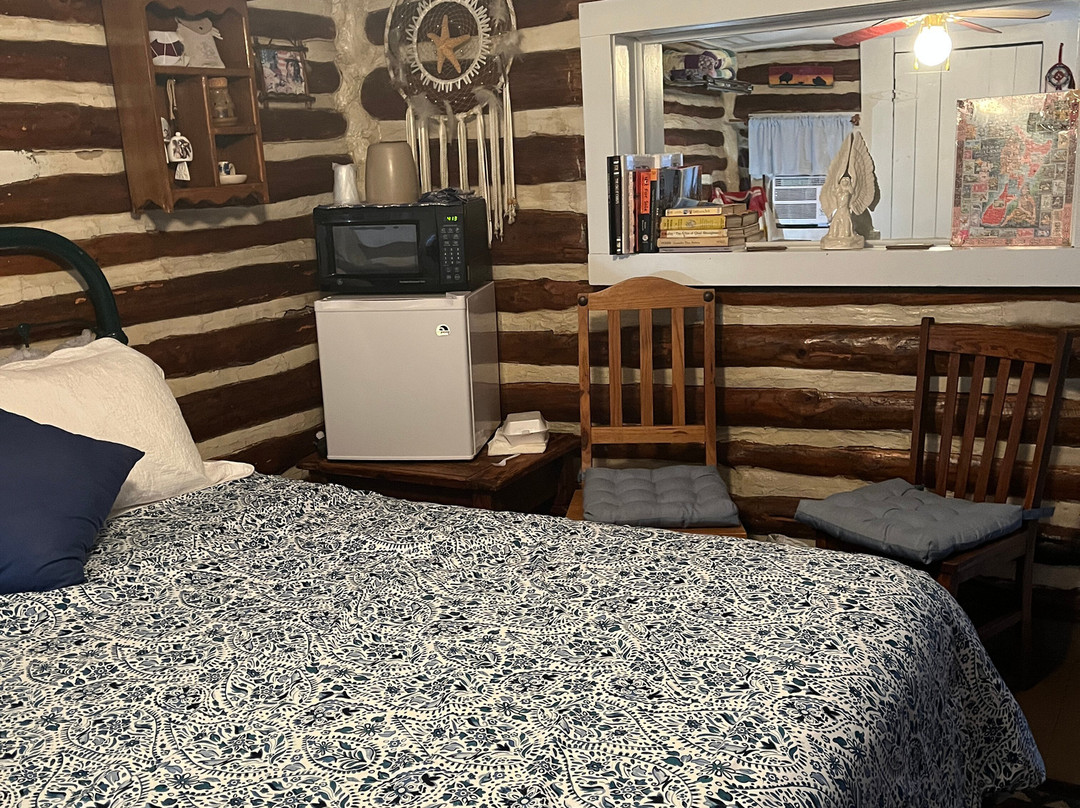 Historic Log Cabin Motel主图