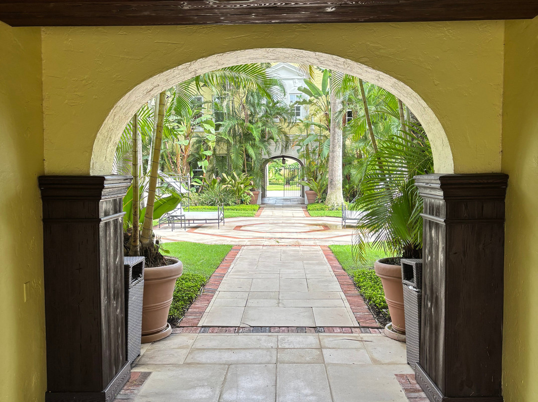 The Brazilian Court Hotel & Beach Club主图