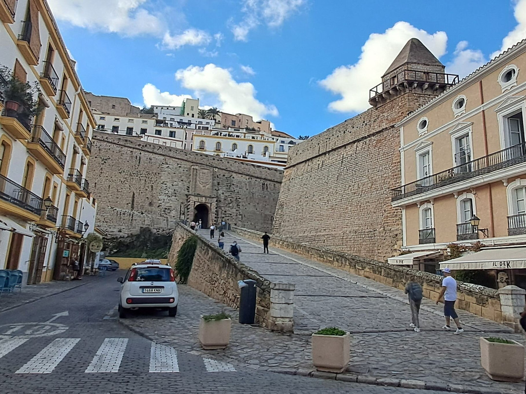 Porta de Ses Taules and Plaça d'Armes
