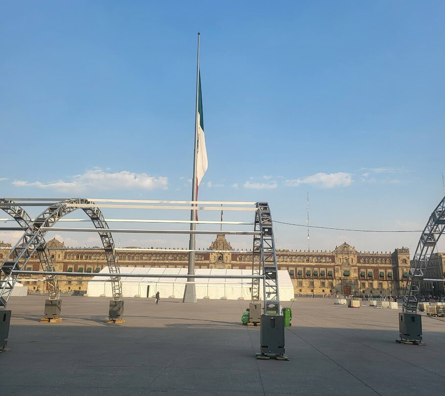 Plaza de la Constitucion-奎尔纳瓦卡必去景点