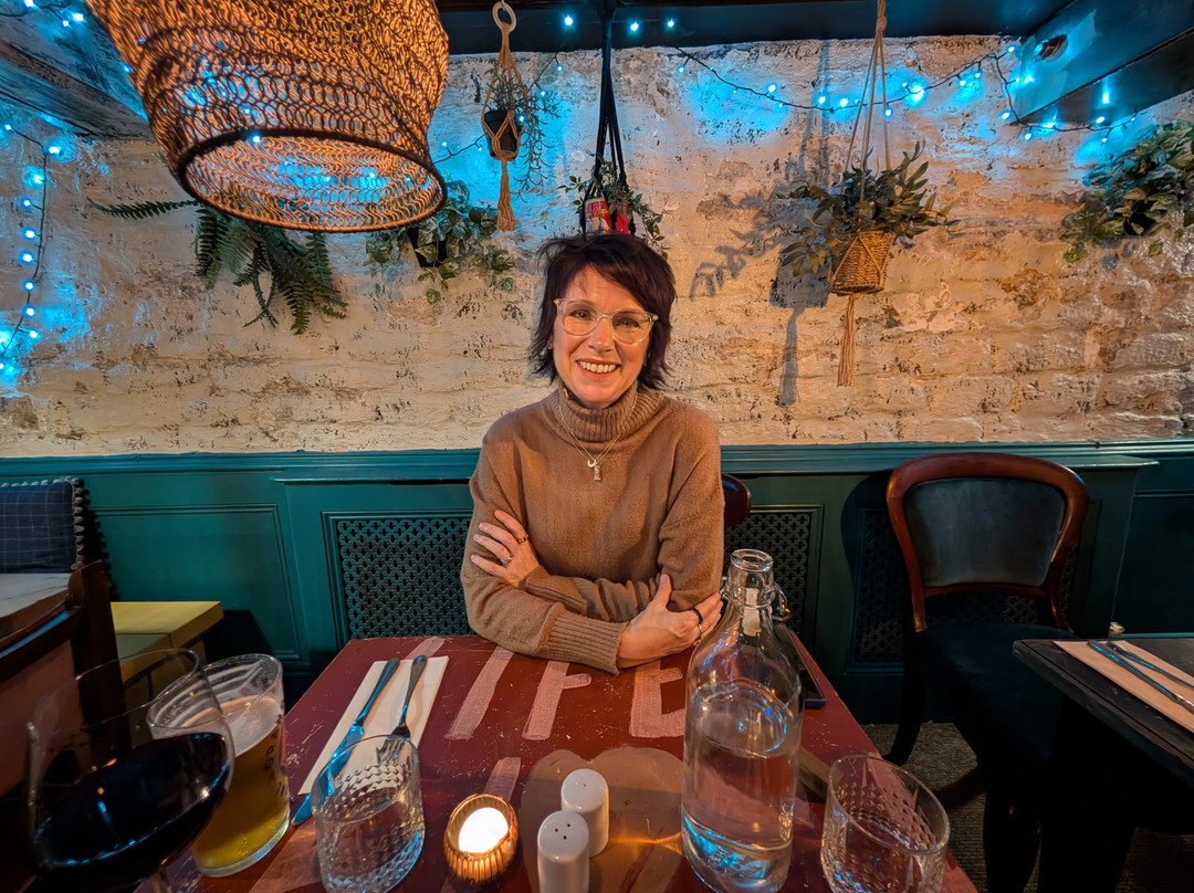 The Bridge House主图