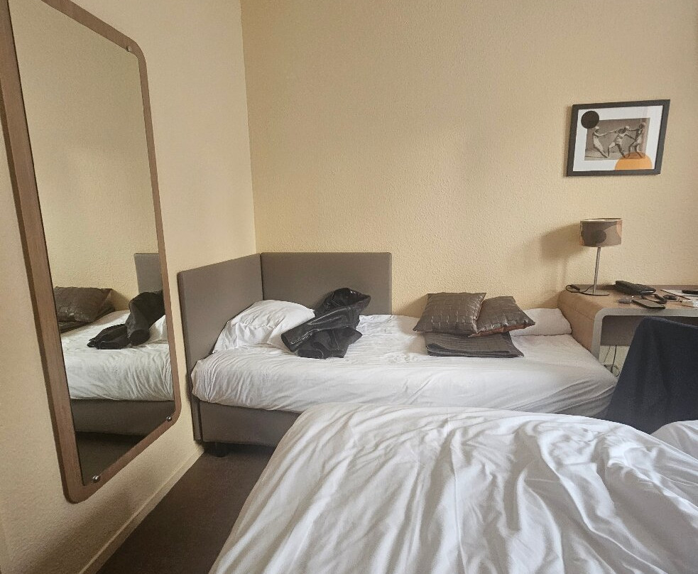 红色福克斯酒店主图