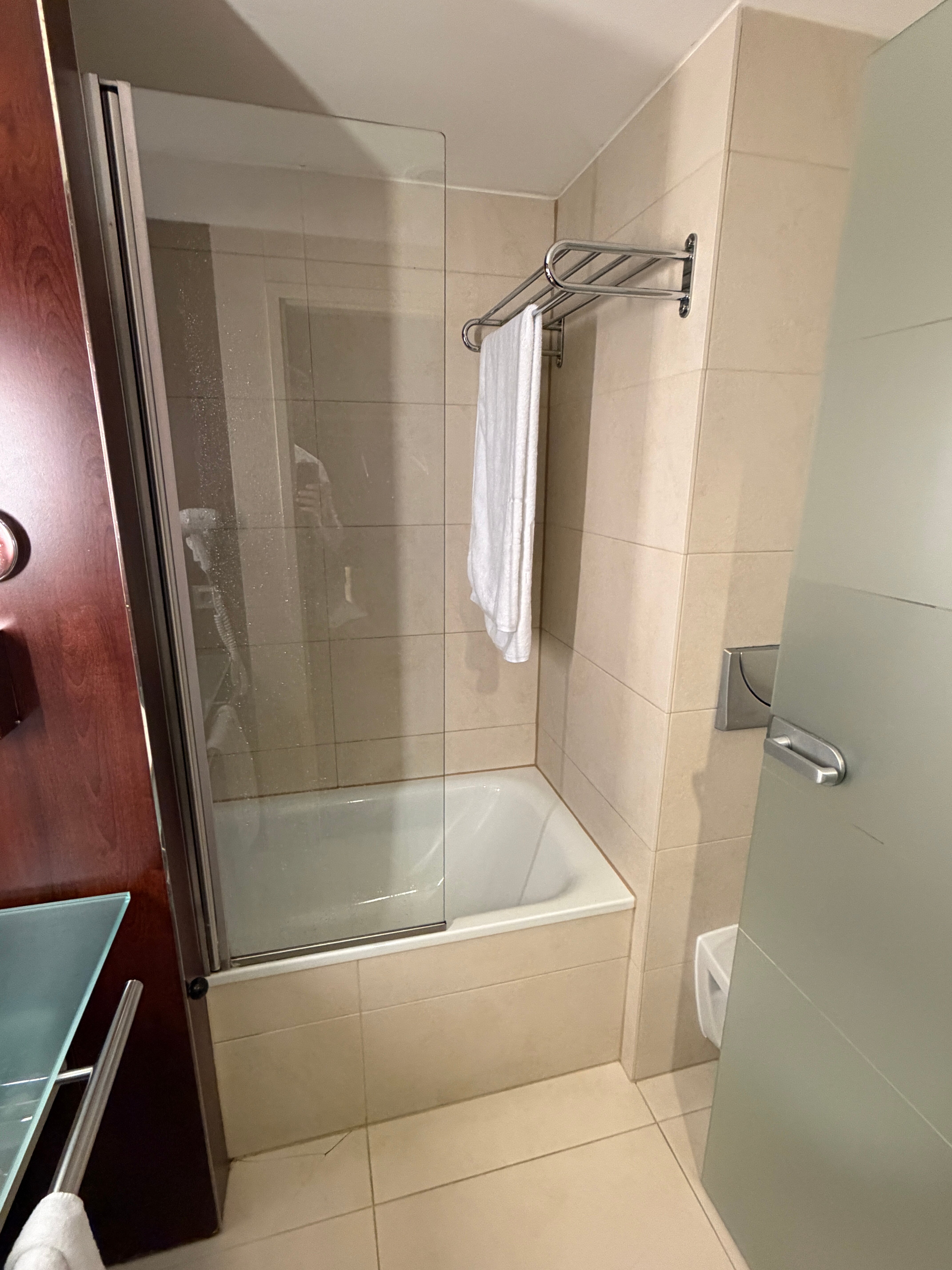 NH维也纳机场酒店-浴室