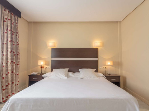 Hinojos酒店住宿-阿瓦德斯贝纳卡松酒店