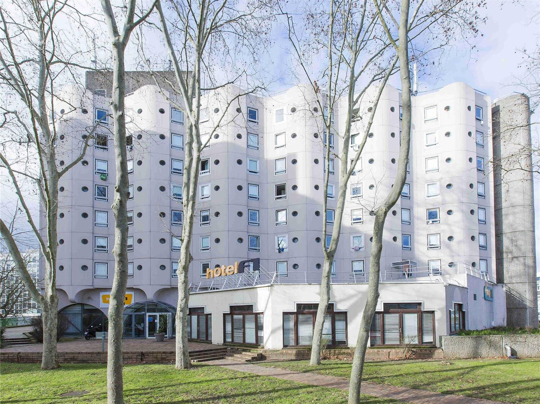 塞尔吉hotelF1酒店（近RER A Cergy Prefecture站）