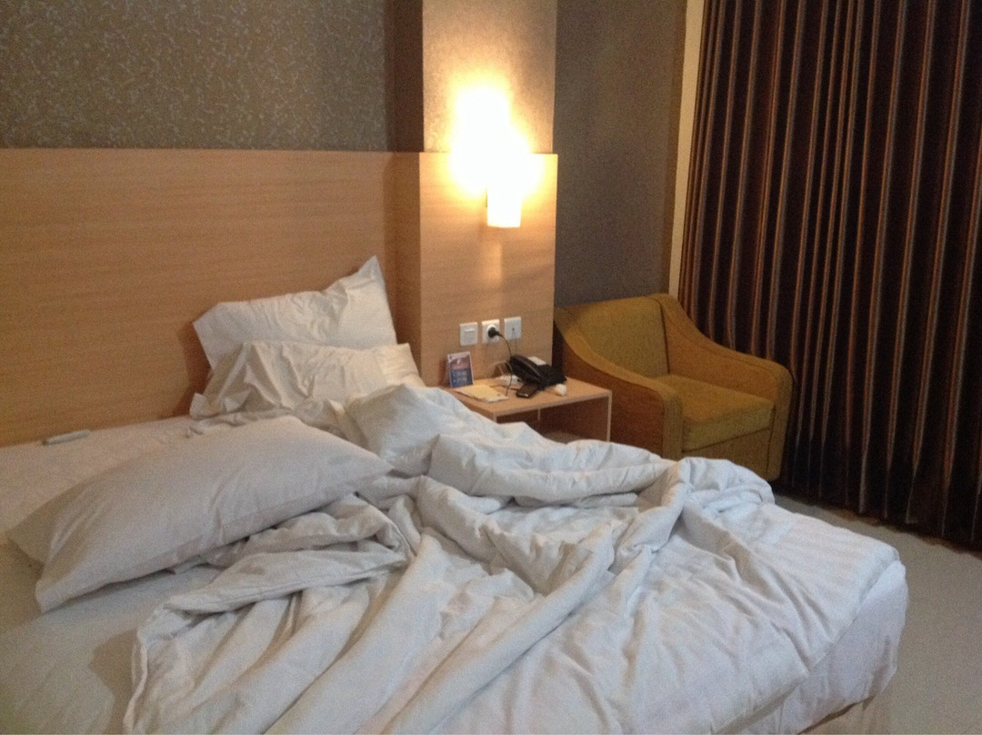 Her Hotel and Trade Center