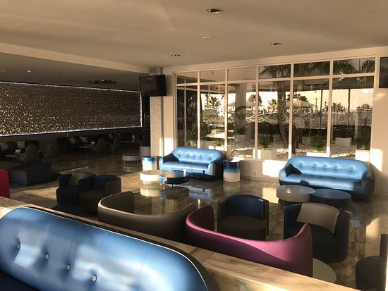 阿德耶鲁拜海岸酒店主图