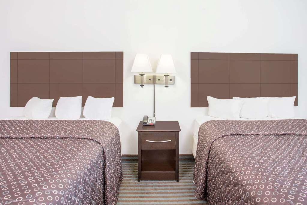 Super 8 by Wyndham Cedar Falls主图