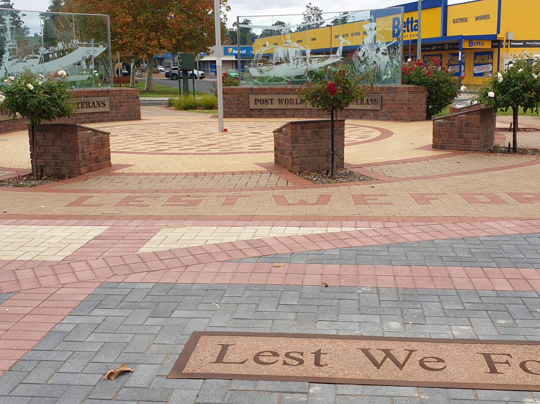 Riverland Vietnam War Veterans & Post World War Two Memorial景点图片