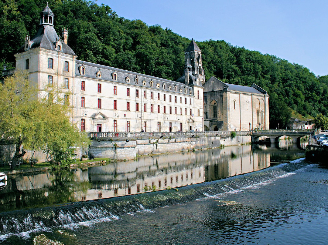 Abbatiale Saint-Pierre-Brantome en Perigord City必去景点