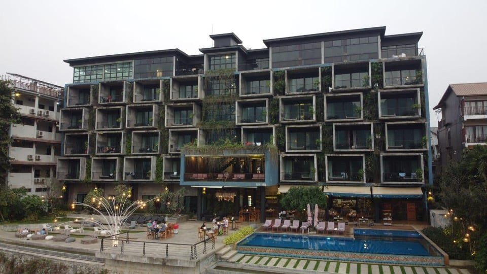 万荣恩提拉酒店主图