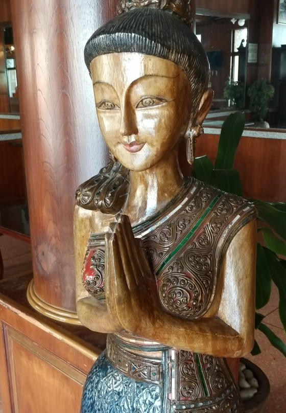 苏黎翁春蓬酒店主图