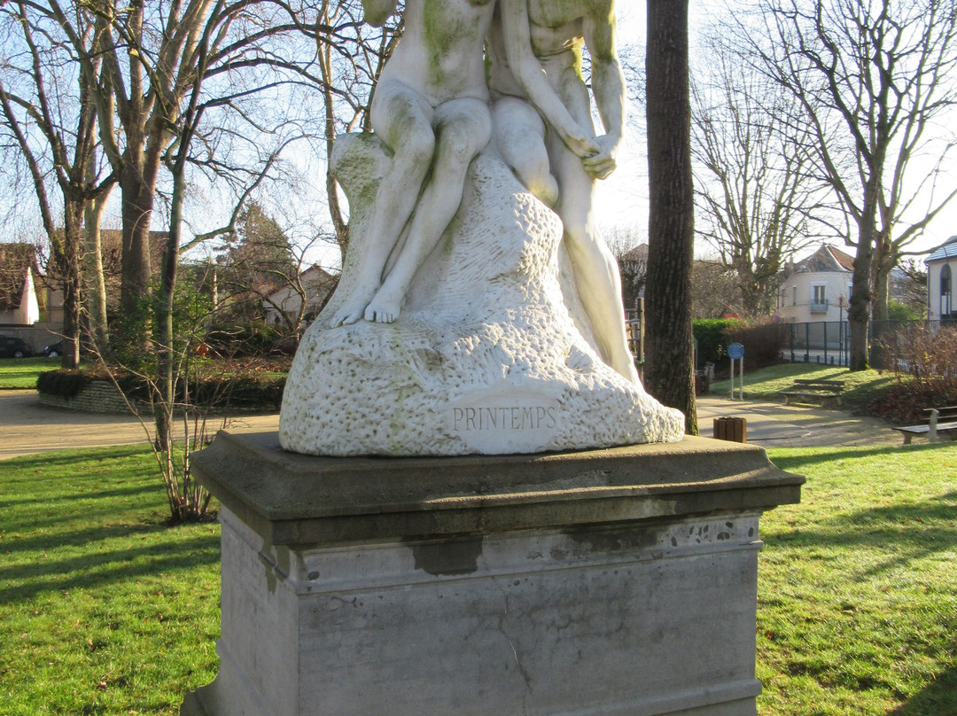 Square Victor Basch-圣莫代福塞必去景点