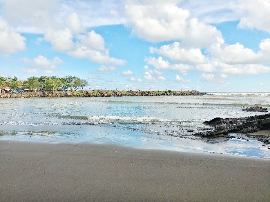 Karang Bolong Beach景点图片