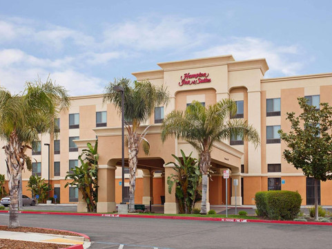 克洛维斯机场北欢朋套房酒店主图