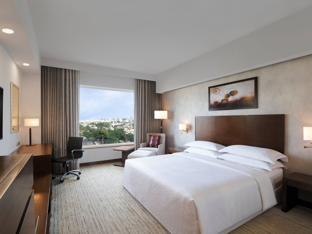 浦那福朋喜来登喜來登酒店及服务式公寓主图