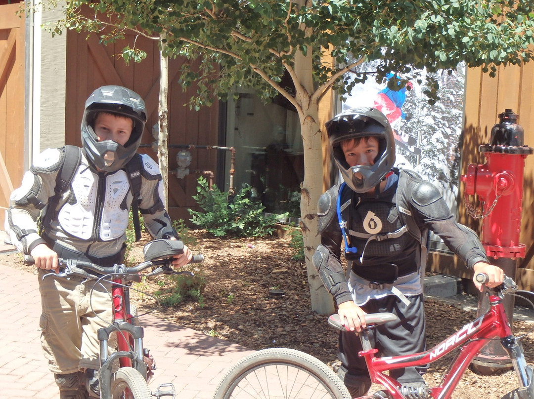 Four Mountain Sports-斯诺马斯村必去景点