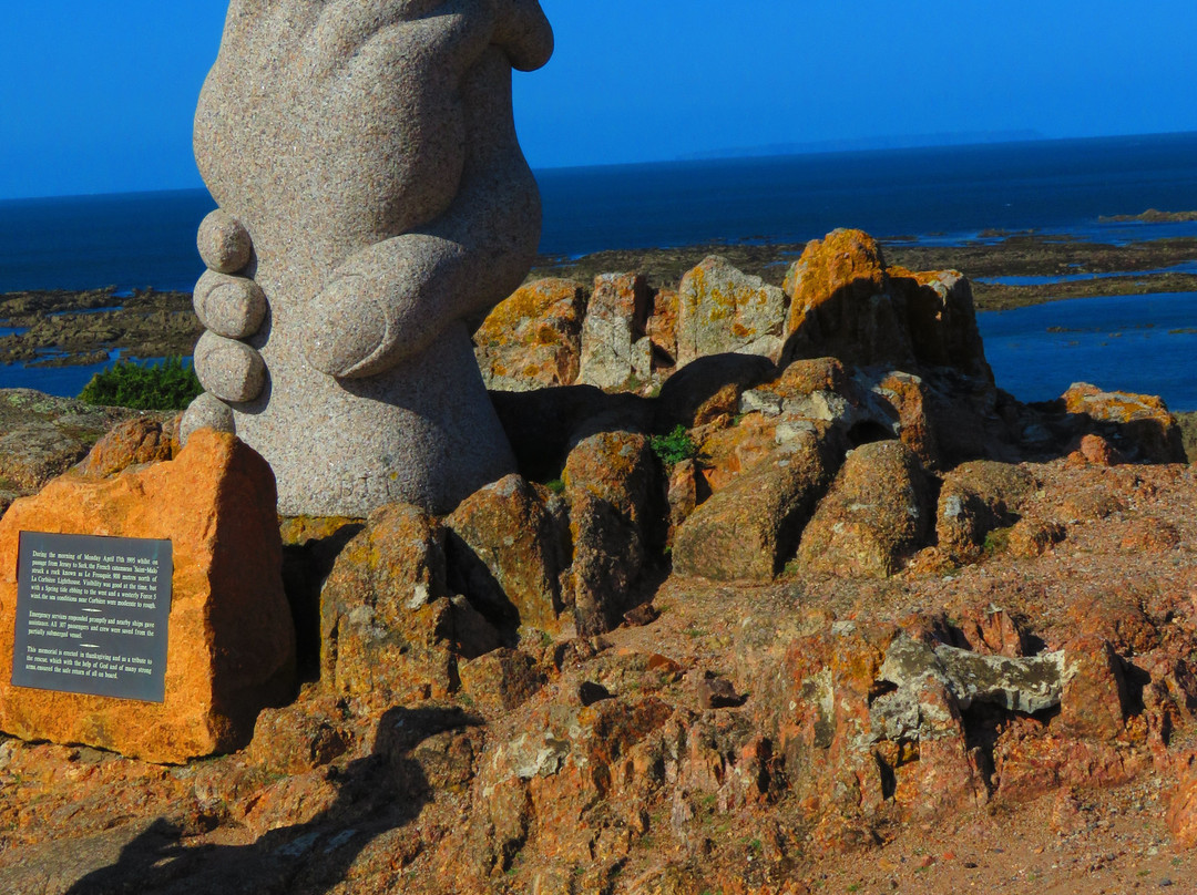 Sculpture of Two Hands Clasping景点图片