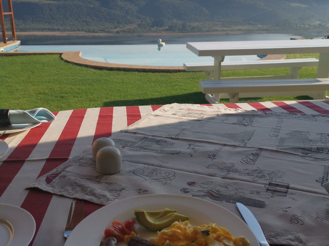 Chara Lakeside Lodge主图