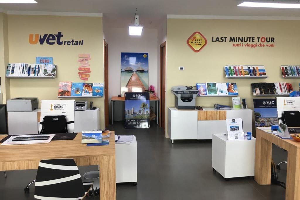 LASTMINUTETOUR Busnago , centro comm Globo , ingresso 1