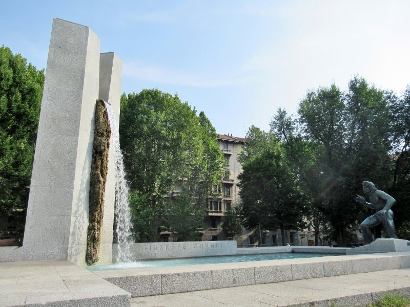 Fontana Monumento a Giuseppe Grandi景点图片