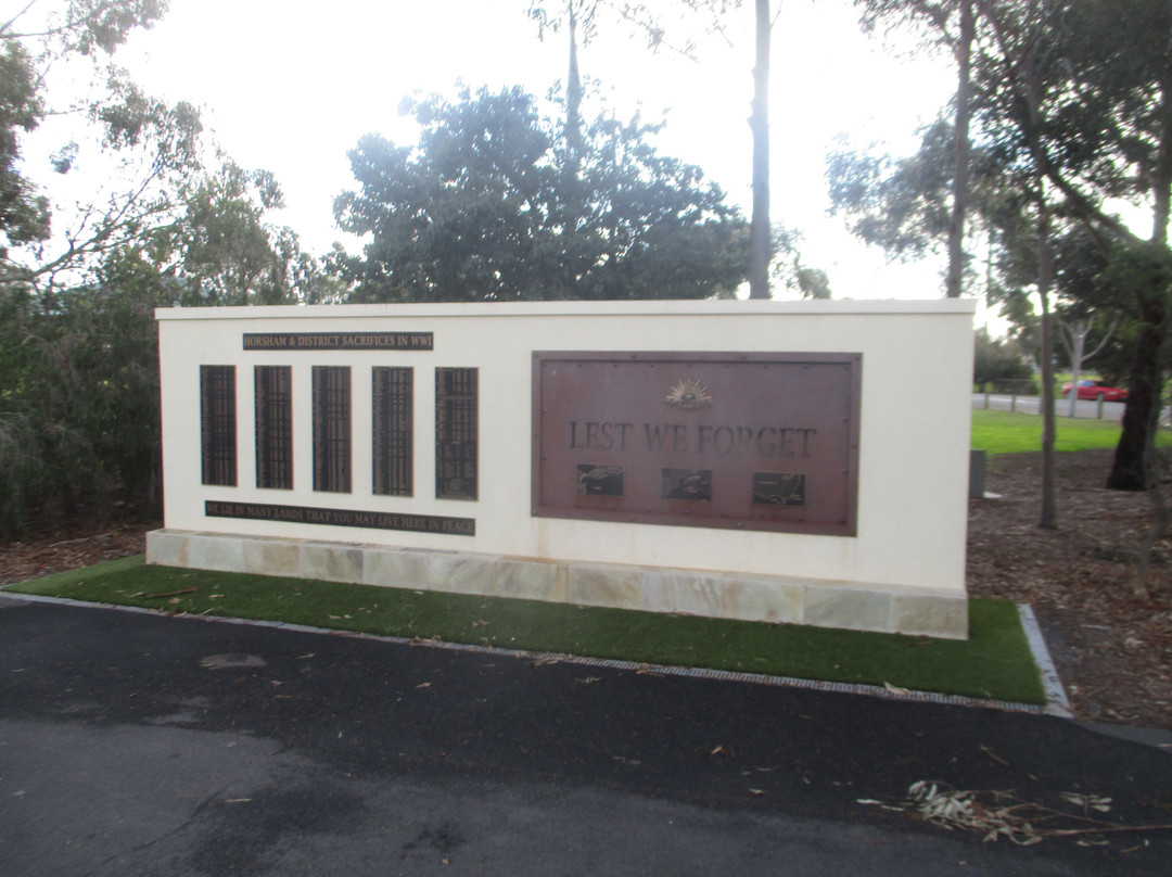 Horsham & District War Memorial & Cenotaph景点图片