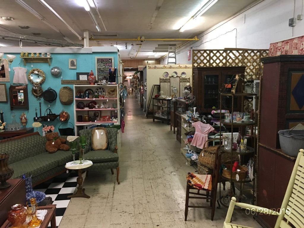 Somewhere in Time Antique Mall-Nitro必去景点