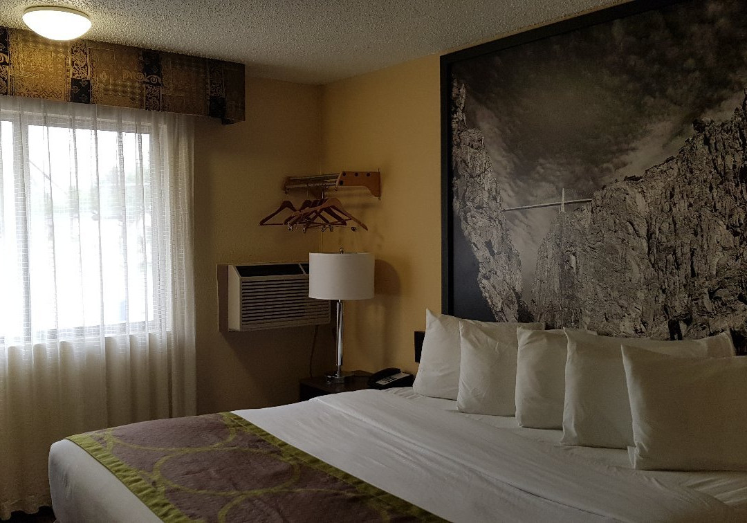 卡农城速 8 酒店主图