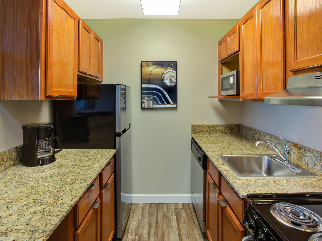 底特律斯特林高地广场套房酒店主图